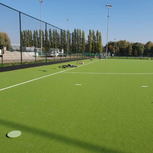 Rubberen slagplanken voor hockeyvelden 25 De volle lengte van de ballenvangers is voorzien van onze rubbergranulaat slagplanken met een hoogte van 42 cm.